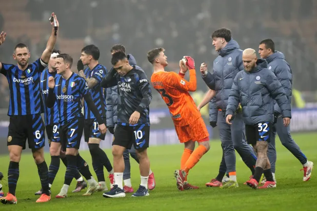 احتفال لاعبي انتر ميلان بالفوز على لاتسيو والتأهل لنصف نهائي الكأس (أ.ب)