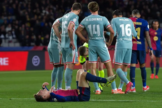 فرحة لاعبي اتليتكو مدريد بالتعادل القاتل مع برشلونة (أ.ف.ب)
