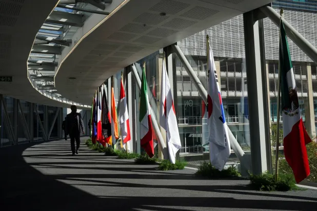 وصول المندوبين إلى مركز المؤتمرات الدولي في كيب تاون لحضور اجتماع وزراء مالية مجموعة العشرين (رويترز)