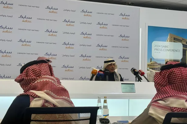 الرئيس التنفيذي لـ«سابك» عبد الرحمن الفقيه خلال مؤتمر صحافي (الشرق الأوسط)