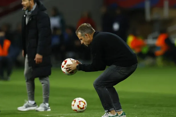 فليك كان غاضباً من أداء برشلونة (رويترز)