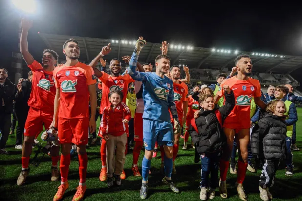 نجح «كان» في متابعة مغامرته وسط احتفاء جماهيري باللاعبين بعد التأهل (أ.ف.ب)