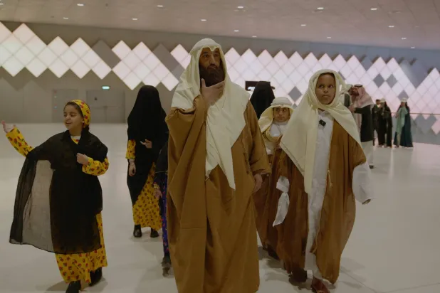 سعوديون باللّباس التقليدي يرحبون بزوار محطة «قصر الحكم» (تصوير: تركي العقيلي)