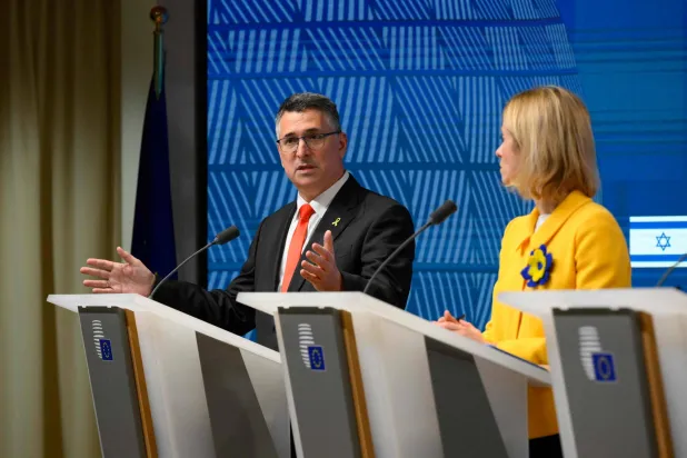 ساعر خلال مؤتمر صحافي مشترك مع مسؤولة السياسة الخارجية بالاتحاد الأوروبي كايا كالاس في بروكسل أول من أمس (أ.ف.ب)