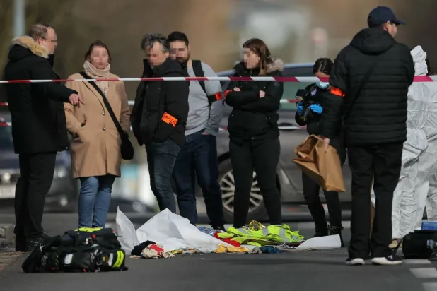 ضباط الشرطة وأفراد الطب الشرعي يعملون في الموقع الذي قتلت فيه الشرطة الفرنسية رجلاً يحمل سكين بعد أن "ألقى بنفسه" عليهم في مدينة دوجني بشمال شرق باريس (أ.ف.ب)