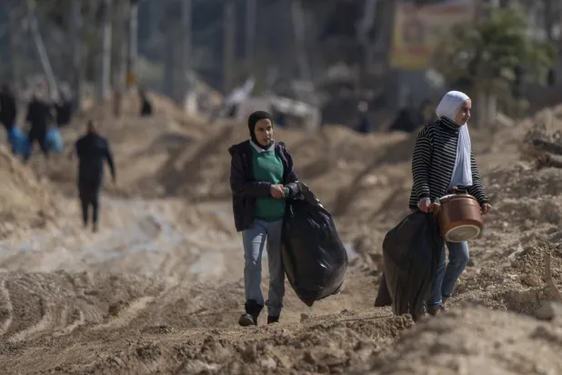 فلسطينيون يفرون من منازلهم بينما يواصل الجيش الإسرائيلي مداهماته لمخيم نور شمس للاجئين في طولكرم (د.ب.أ)