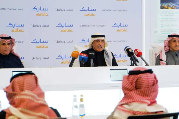 الرئيس التنفيذي لشركة «سابك» عبد الرحمن الفقيه خلال مؤتمر صحافي (سابك)