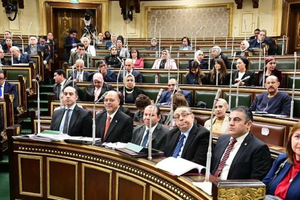 عدد من نواب البرلمان المصري خلال جلسة مناقشة مشروع قانون العمل الجديد (وزارة الشؤون النيابية)