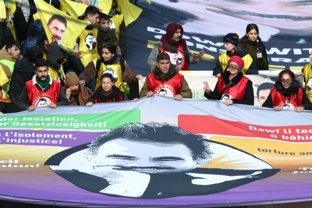 مظاهرة في مدينة ستراسبورغ الفرنسية في 15 فبراير في الذكرى 26 لاعتقاله (أ.ف.ب)