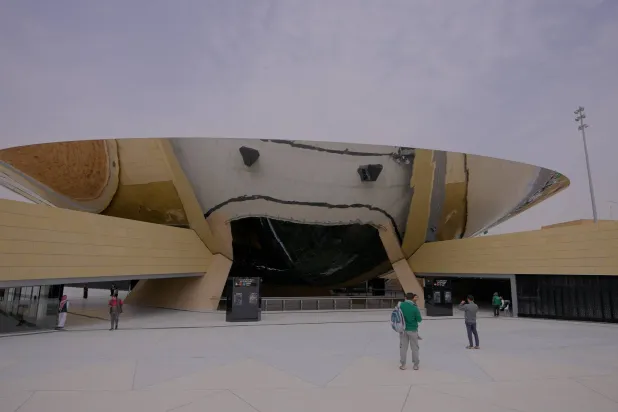 «ستار فولاذي» لامع يربط بصرياً بين مستويات المحطة المتعددة ومحيطها الخارجي (تصوير: تركي العقيلي)