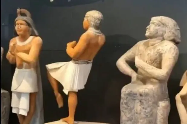 تماثيل المتحف ترقص وتغني (إكس)