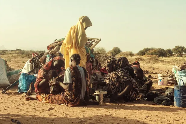 نازحون سودانيون فروا من مخيم زمزم يتجمعون بالقرب من مدينة طويلة في شمال دارفور... السودان 14 فبراير 2025 (أ.ف.ب)