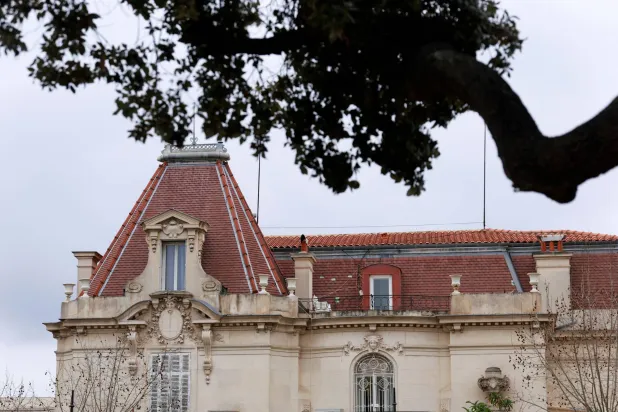 القنصلية الروسية في مرسيليا بفرنسا بعد وقوع انفجار بداخلها يوم 24 فبراير 2025 (رويترز)