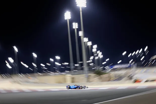 استؤنف السباق من جديد بعد عودة التيار الكهربائي (إ.ب.أ)