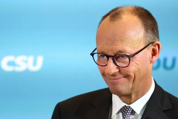 زعيم حزب الاتحاد الديمقراطي المسيحي فريدريش ميرتس أثناء إدلائه بتصريح إعلامي في يوم اجتماع الكتلة البرلمانية للحزب بعد الانتخابات العامة الألمانية في برلين... ألمانيا 25 فبراير 2025 (رويترز)