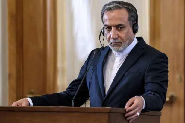 وزير الخارجية الإيراني عباس عراقجي خلال مؤتمر صحافي مع نظيره الروسي سيرغي لافروف في طهران الثلاثاء (أ.ف.ب)