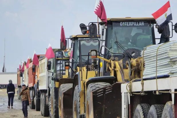 Refah Sınır Kapısı’nın Mısır tarafında Gazze Şeridi'ne girmeyi bekleyen ağır iş makineleri, 20 Şubat 2025. (AFP)