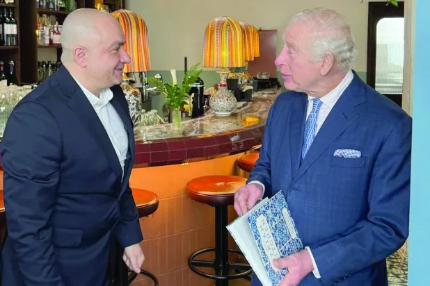 تشارلز مغرم بالباذنجان بكل وصفاته