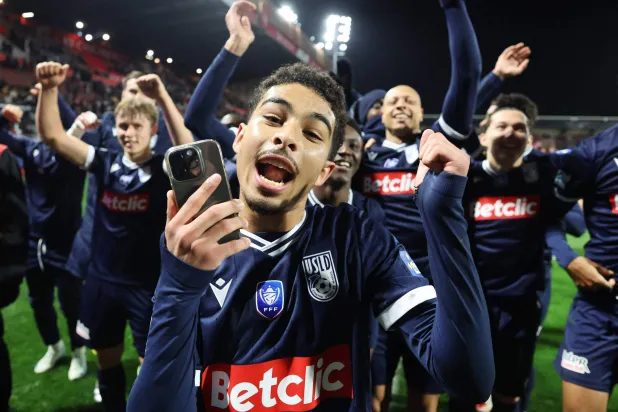 فرحة كبيرة لفريق دنكيرك بعد التأهل (أ.ف.ب) 