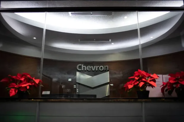 Küresel bir teknoloji hizmetleri şirketi olan Chevron'un Karakas'taki idari ofisinde bulunan logosu (AFP)