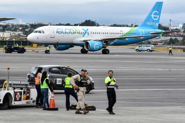 طائرة تهبط في مطار خوان سانتاماريا الدولي بكوستاريكا (أ.ف.ب)