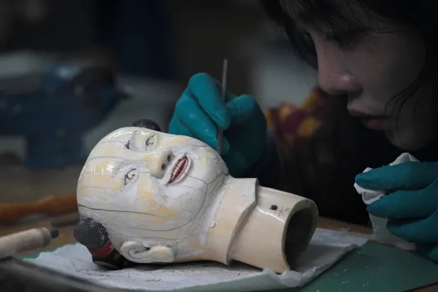 يدٌ ماهرة تعيد الألق (أ.ف.ب)