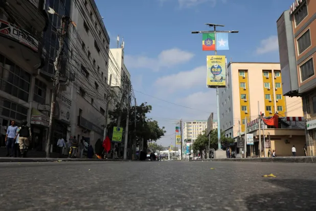 ضباط شرطة صوماليون يجرون دورية على طريق «مكة المكرمة» قبل زيارة رئيس الوزراء الإثيوبي أبي أحمد لإجراء محادثات مع الرئيس الصومالي حسن شيخ محمود بمقديشو يوم 27 فبراير 2025 (رويترز)