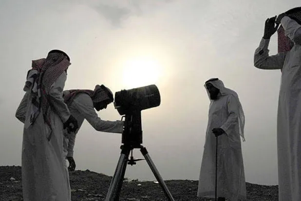 تستخدم المراصد عدداً من الأجهزة الحديثة لمراقبة تكوّن الهلال (الشرق الأوسط)