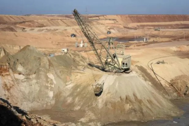 منظر جوي لمنجم إلمينيت في وادٍ بالمنطقة الوسطى من كيروفوهراد بأوكرانيا (أ.ب)