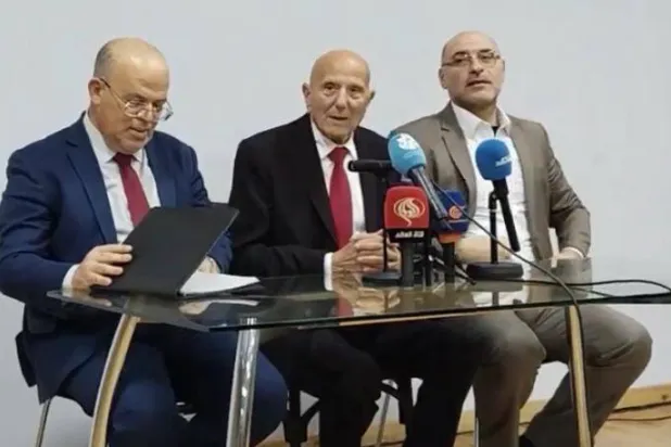 سمير ديلو وعصام الشابي والقيادي في حزب النهضة رياض الشعيبي في المؤتمر الصحافي (الشرق الأوسط)