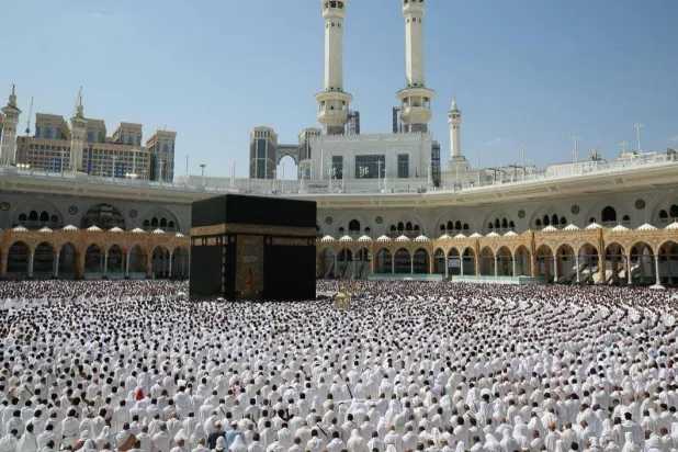 توافد أعداد كبيرة لمكة المكرمة من المعتمرين مع نهاية شهر شعبان (واس)