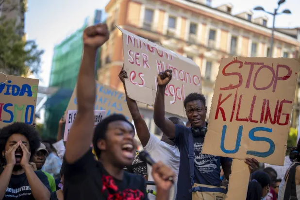 متظاهرون ضد العنصرية (أ.ب)