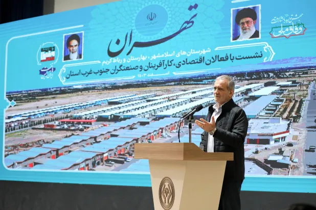 بزشكيان يلقي خطاباً أمام مجموعة من تجار وأصحاب شركات جنوب غربي طهران اليوم (الرئاسة الإيرانية)