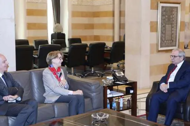 رئيس الحكومة نواف سلام مستقبلاً الأمينة العامة لوزارة الشؤون الخارجية الفرنسية آن ماري ديسكوت والسفير الفرنسي هيرفيه ماغرو (رئاسة الحكومة)