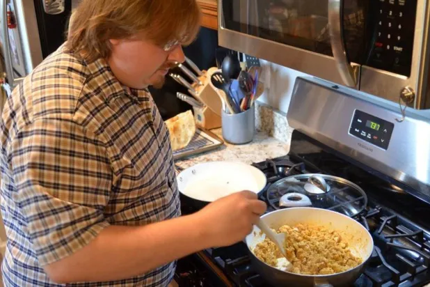 يمكن للطهي أن يعزز صحتك (رويترز)