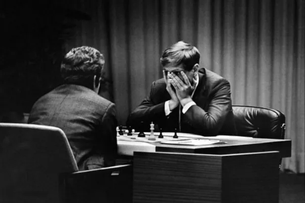 من المباراة التاريخية بين سباسكي والأميركي بوبي فيشر (الشرق الأوسط)