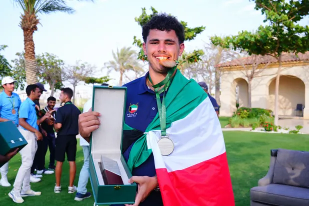 العبكل محتفلاً بالإنجاز (الشرق الأوسط)