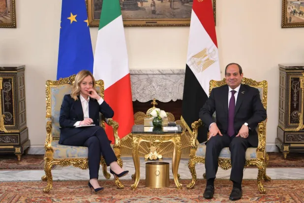 الرئيس المصري عبد الفتاح السيسي يلتقي رئيسة الوزراء الإيطالية جورجيا ميلوني على هامش فعاليات القمة المصرية الأوروبية في القاهرة 17 مارس 2024 (الرئاسة المصرية)