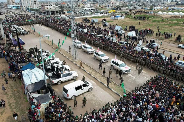 تجمع فلسطينيين ومسلحي «حماس» خلال عملية إطلاق سراح الرهائن في النصيرات وسط غزة (رويترز)