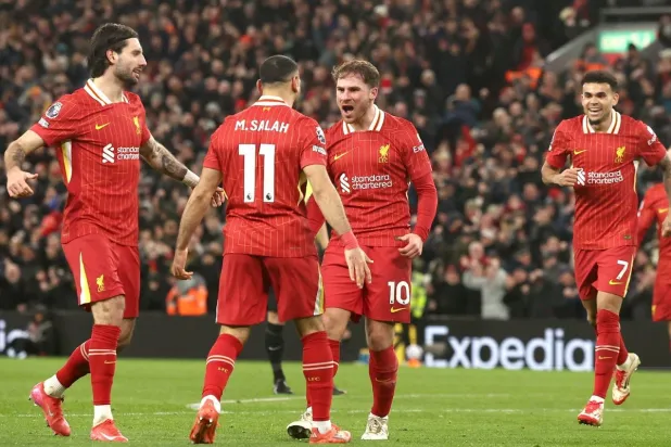 لاعبو ليفربول يحتفلون بالفوز على نيوكاسل وتعزيز صدارتهم للدوري (ا ب ا)