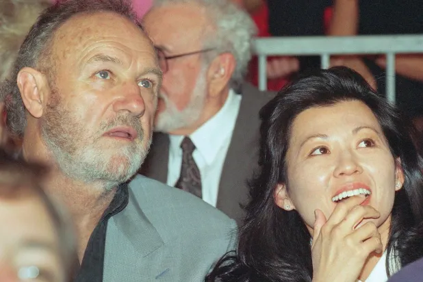 
جين هاكمان وزوجته بيتسي أراكاوا عام 1993 (أ.ب)