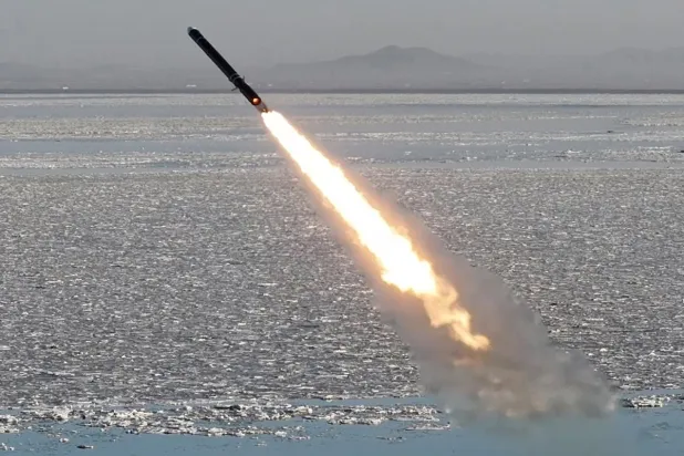 لقطة لعملية إطلاق الصاروخ الكوري الشمالي فوق البحر قبالة الساحل الغربي لشبه الجزيرة الكورية (إ.ب.أ)