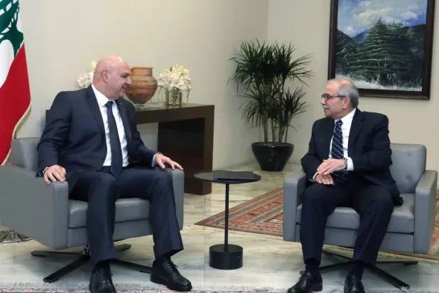 الرئيس جوزيف عون ورئيس الحكومة في القصر الجمهوري (رويترز)