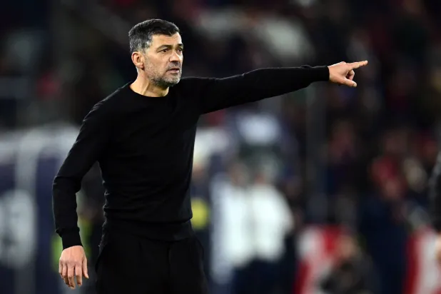 سيرجيو كونسيساو مدرب ميلان (رويترز)