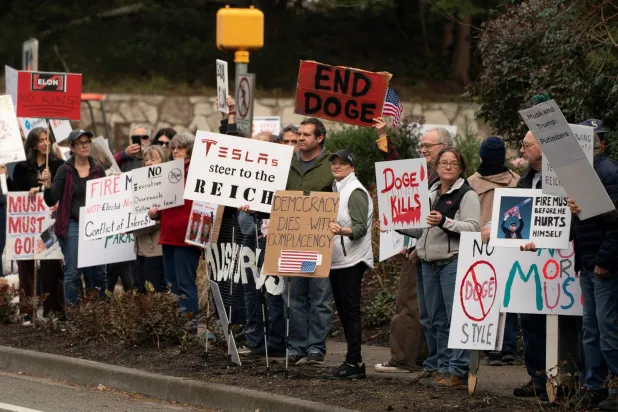 متظاهرون يتجمعون للاحتجاج خارج منشآت «سبيس إكس» و«ستارلينك» ضد إجراءات إيلون ماسك لتسريح موظفين حكوميين... الصورة في ريدموند بواشنطن بالولايات المتحدة في 26 فبراير 2025 (رويترز)