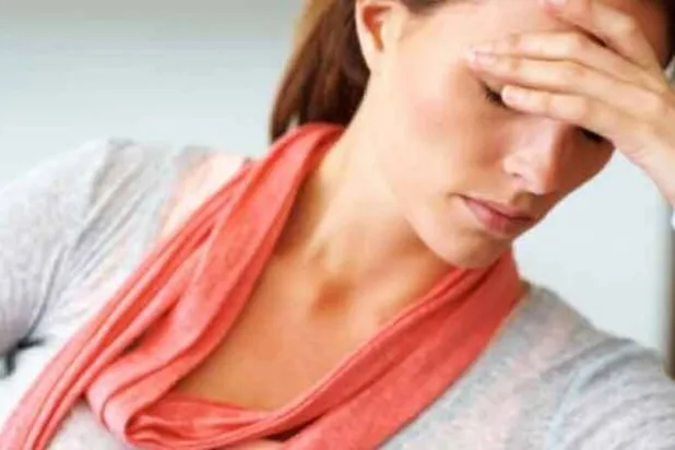 يمكن أن يكون الصداع خلف العين ناتجاً عن أسباب مختلفة بدءاً من صداع التوتر والصداع النصفي إلى التهابات الجيوب الأنفية وإجهاد العين وعلى الرغم من أن معظم الحالات ليست خطيرة فإن فهم السبب الجذري هو المفتاح للعلاج الفعال (رويترز)