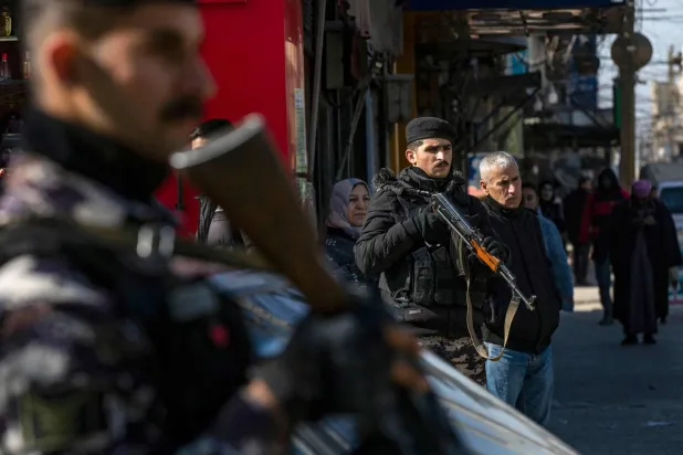 عناصر من قوات سوريا الديمقراطية (قسد) تنتشر في شوارع القامشلي بمحافظة الحسكة شمال شرقي سوريا (أ.ف.ب)