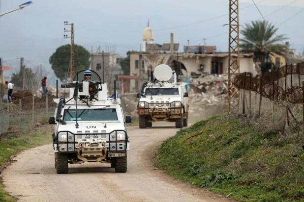 مركبات تابعة لقوات الأمم المتحدة المؤقتة في لبنان (يونيفيل) خلال دورية في قرية الوزاني الحدودية في جنوب لبنان بعد انسحاب القوات الإسرائيلية منها... 19 فبراير 2025 (أ.ف.ب)