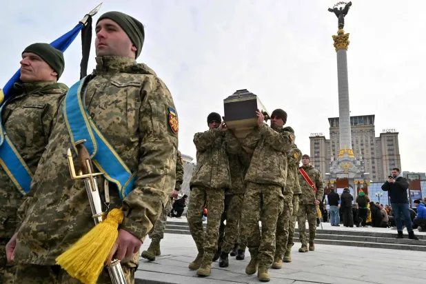 جنود أوكرانيون يحملون نعشاً (أ.ف.ب)