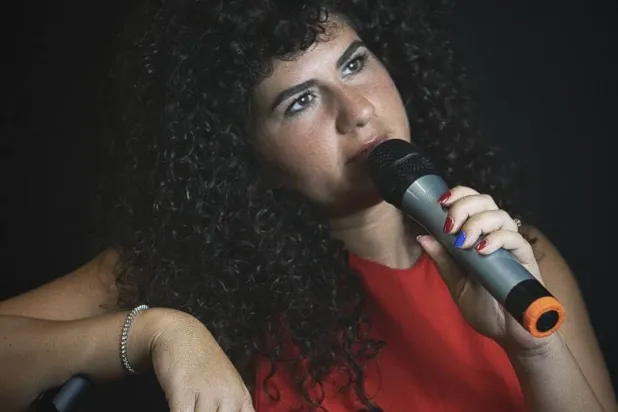 تُغيّب سابين السياسة والإيحاء المبتذل عن الكوميديا التي تقدّم (صور الفنانة)